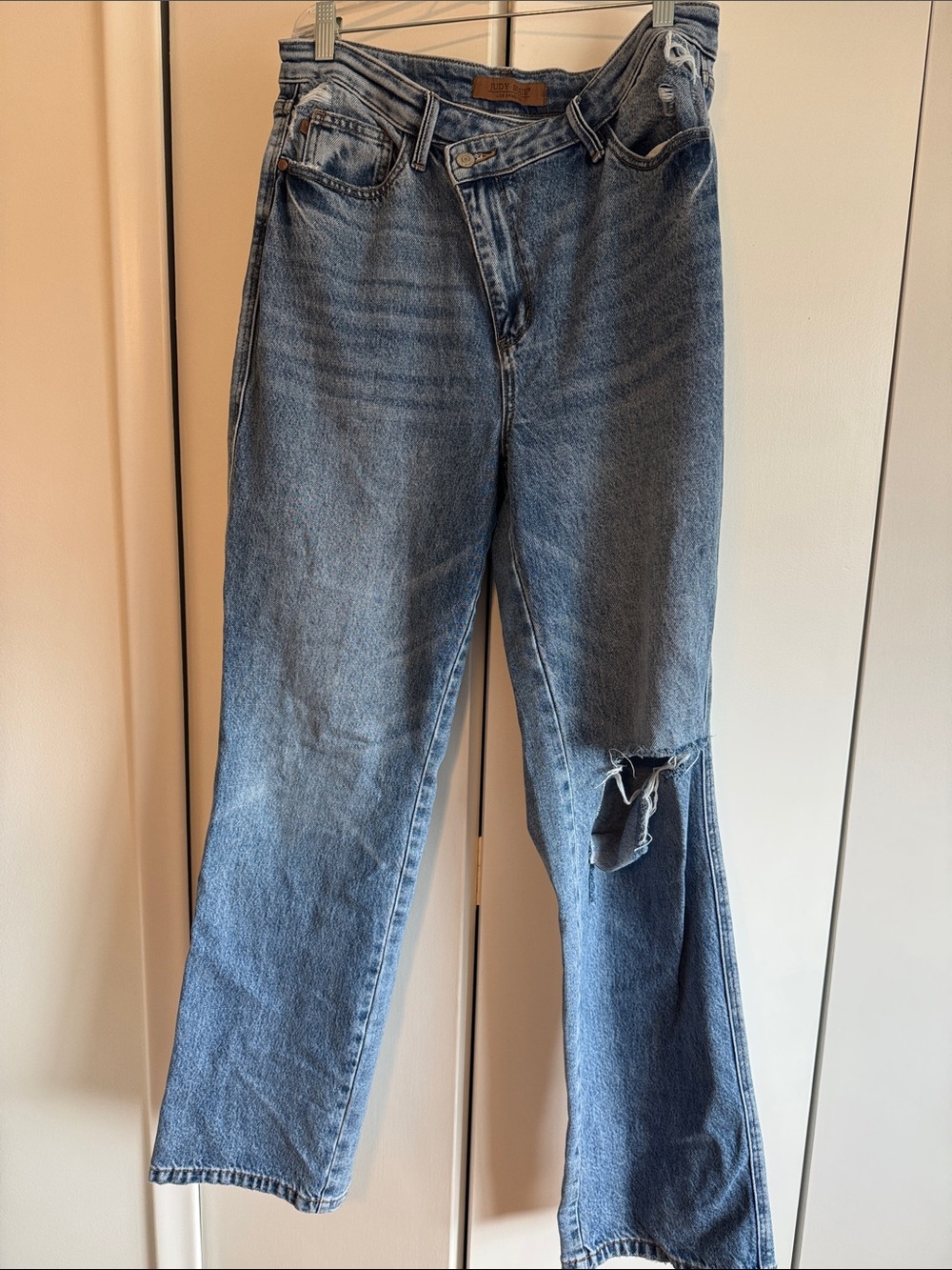 Judy Blue Medium Blue High-Rise Straight Leg Jeans with Knee Rip
